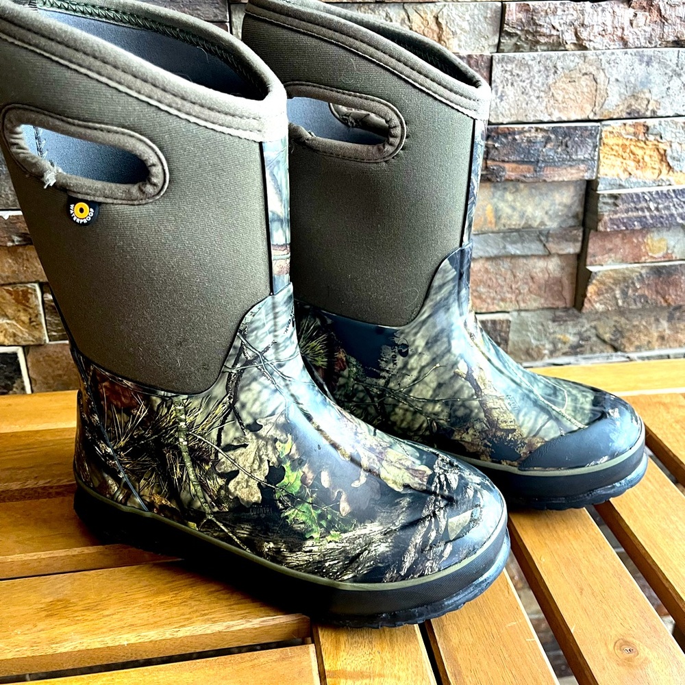 Bogs Youth Sz 2 Mossy Oak *some wear on heels-see pic*